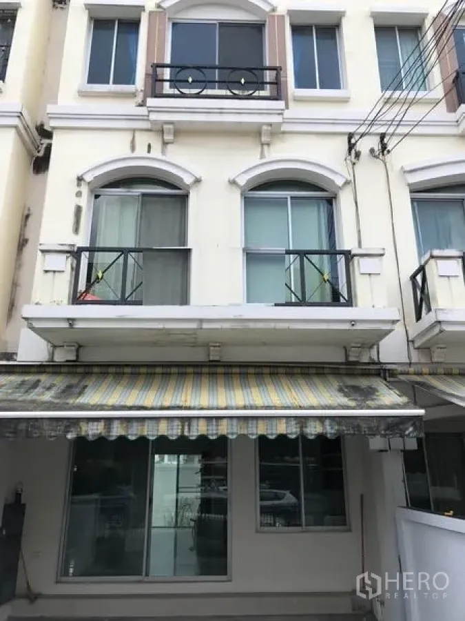 ทาวน์เฮาส์ ให้เช่าหรือขายในBang Kapi, Bangkok - ทาวน์เฮ้าส์ 3 ชั้น ด้านหน้าแต่งระเบียงและกันสาดลายทาง ในย่านบางกะปิ กรุงเทพฯ