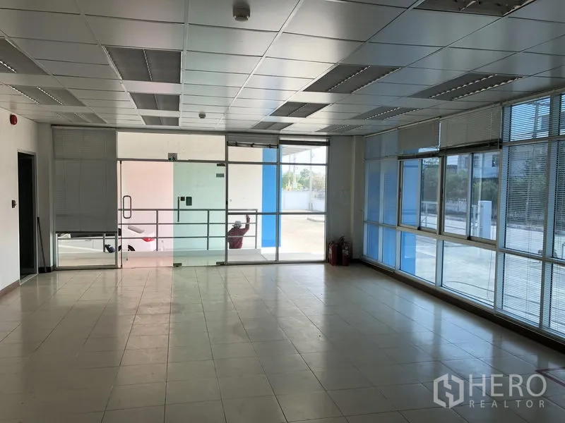 工厂 出租在Bang Sao Thong, Samut Prakan - 一层接待区，玻璃入口与整面采光窗