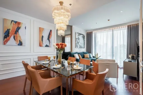 公寓 出租或出售在Watthana, Bangkok - 优雅餐区，六把皮椅、石面餐桌和水晶吊灯，临落地窗