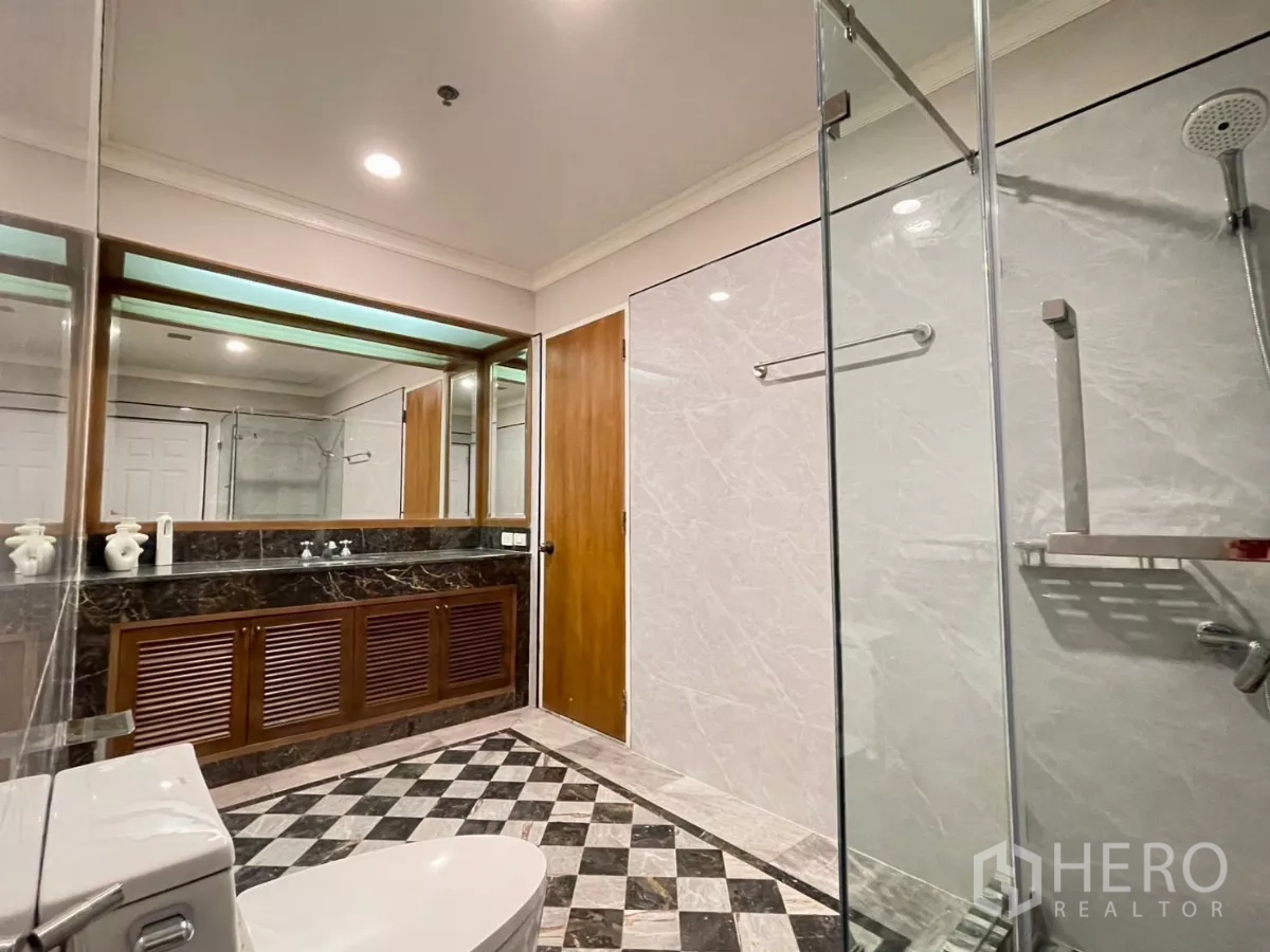 คอนโด ให้เช่าในKhlong San, Bangkok - ห้องน้ำพร้อมกั้นอาบน้ำกระจก เคาน์เตอร์หินอ่อน และพื้นกระเบื้องลายตาราง