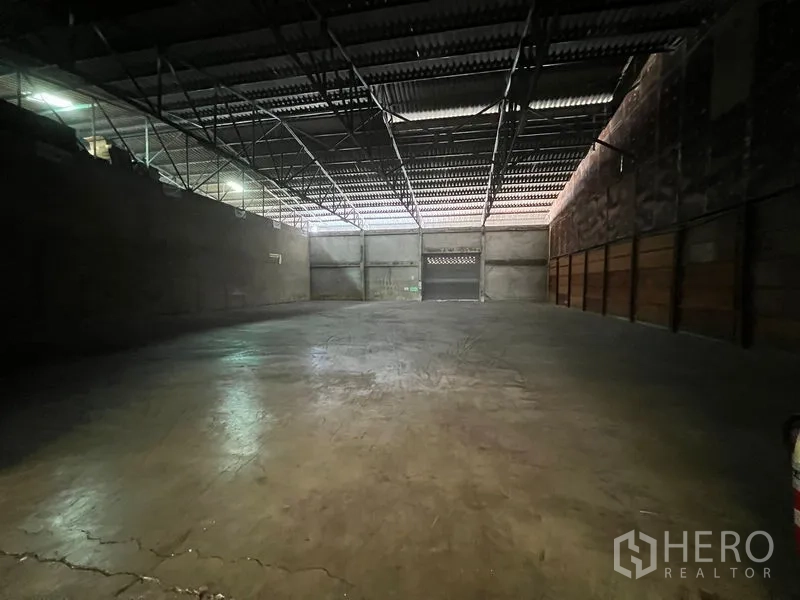 คลังสินค้า ให้เช่าในMueang Samut Prakan, Samut Prakan - พื้นที่เก็บสินค้าแบบกว้างไร้เสากลาง มีสกายไลต์และประตูม้วนขนาดใหญ่