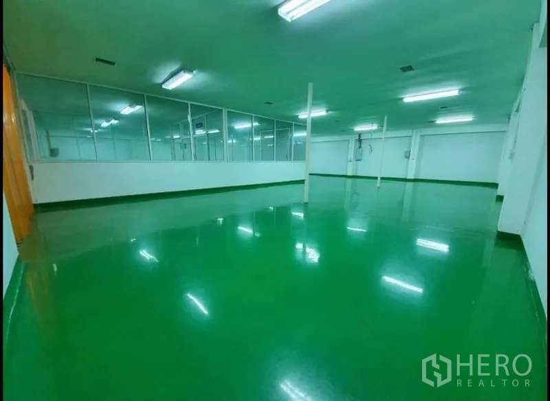 工厂 出售在Chon Buri - 大面积制造空间，抛光绿色环氧地坪与照明