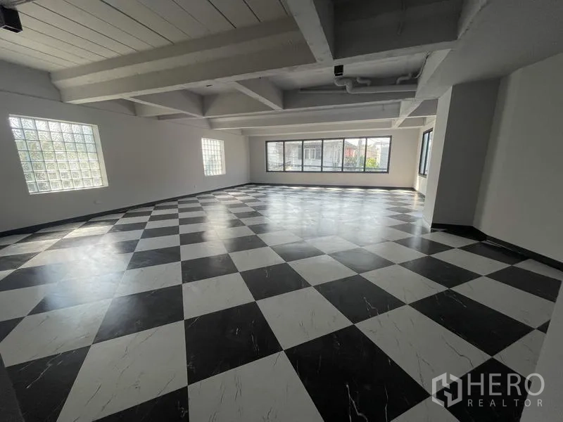 带办公室的家 出租在Phaya Thai, Bangkok - 宽敞工作区，黑白棋盘格地面与大面积采光窗。