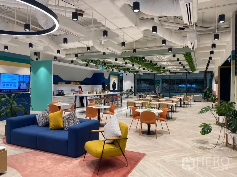 办公空间 出租在Pathum Wan, Bangkok - 茶水间与咖啡式休闲区，吧台、餐桌与绿植。