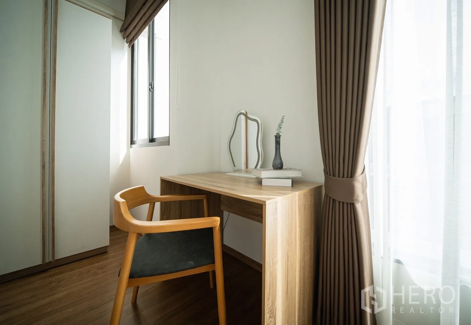 联排别墅 for rent in Bang Phli, Samut Prakan - 采光良好的书写角，窗边木质书桌与椅子。