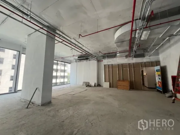 พื้นที่ขายปลีก ให้เช่าในKhlong Toei, Bangkok - พื้นที่ค้าปลีกกว้างขวาง กระจกโอบรอบ เห็นระบบ HVAC และสปริงเกลอร์ พร้อมโซนหลังร้านแบบกั้นผนัง