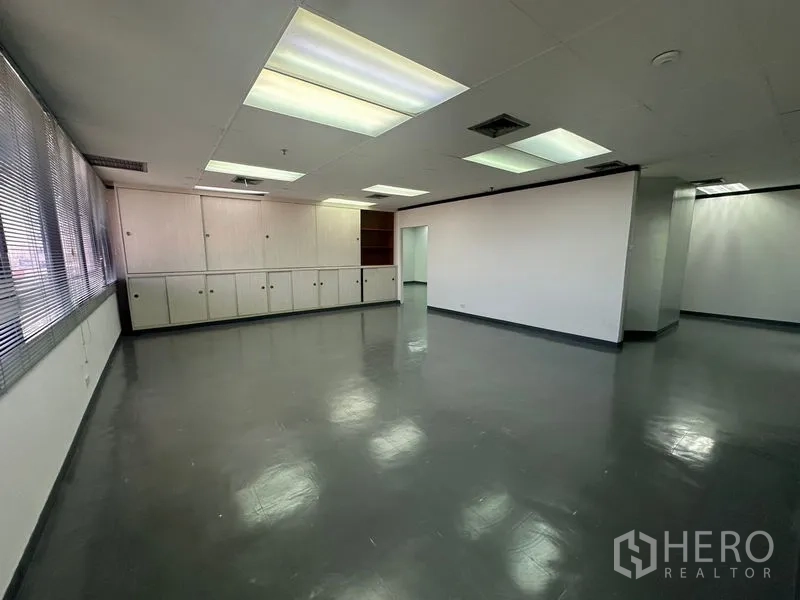 สำนักงาน ให้เช่าในYan Nawa, Bangkok - โถงสำนักงานโปร่งสว่าง มีไฟฟลูออเรสเซนต์ ตู้ผนัง และหน้าต่างบานใหญ่