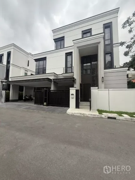 Detached House for rent in Saphan Sung, Bangkok - Modern three-storey detached house with gated entrance and dual carports in Saphan Sung.