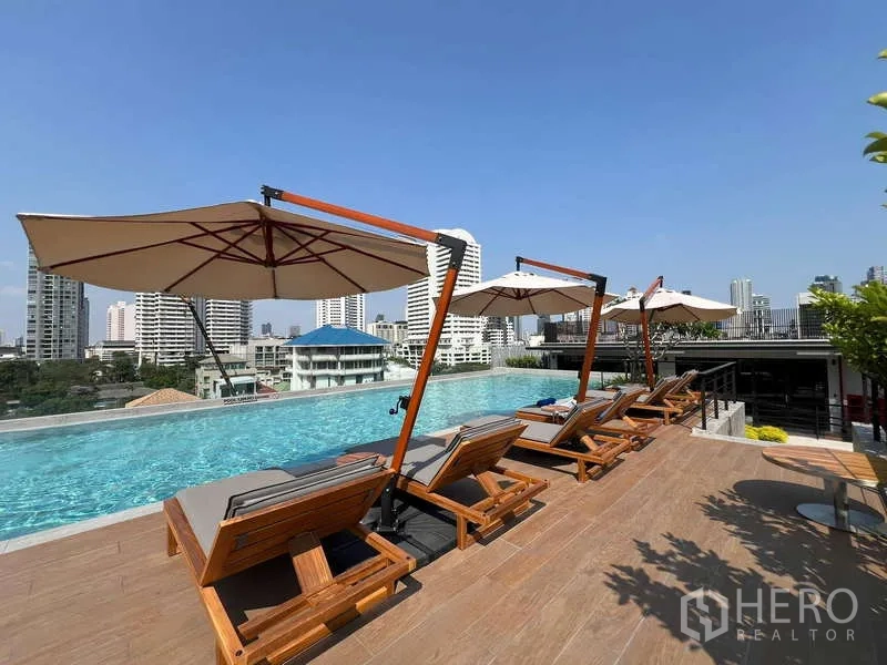 คอนโด ให้เช่าในWatthana, Bangkok - สระว่ายน้ำอินฟินิตี้บนดาดฟ้า มีเตียงอาบแดดและร่ม มองเห็นวิวสกายไลน์กรุงเทพฯ