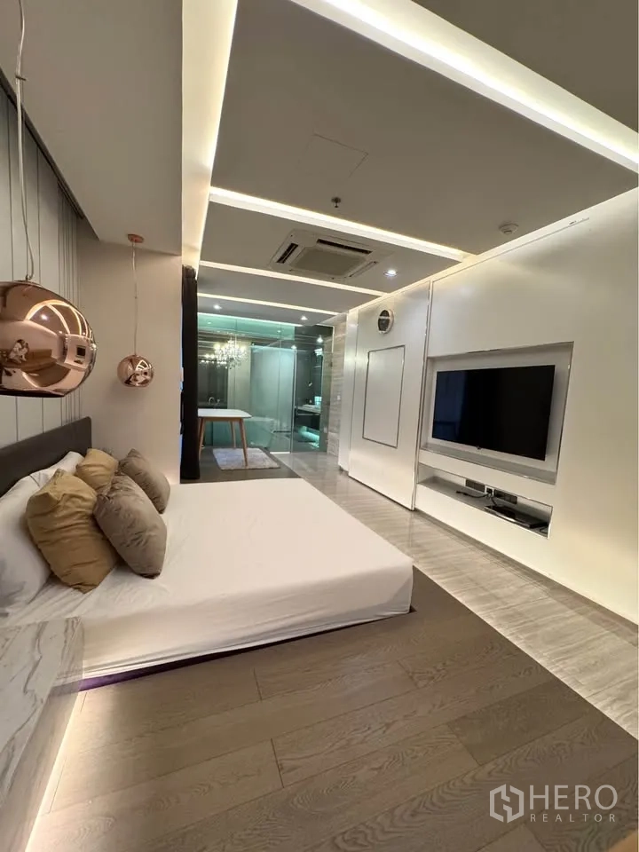 คอนโด ให้เช่าหรือขายในKhlong Toei, Bangkok - ผนังสื่อบันเทิงในห้องนอนหลัก หันเข้าหาเตียง มองเห็นห้องน้ำภายใน