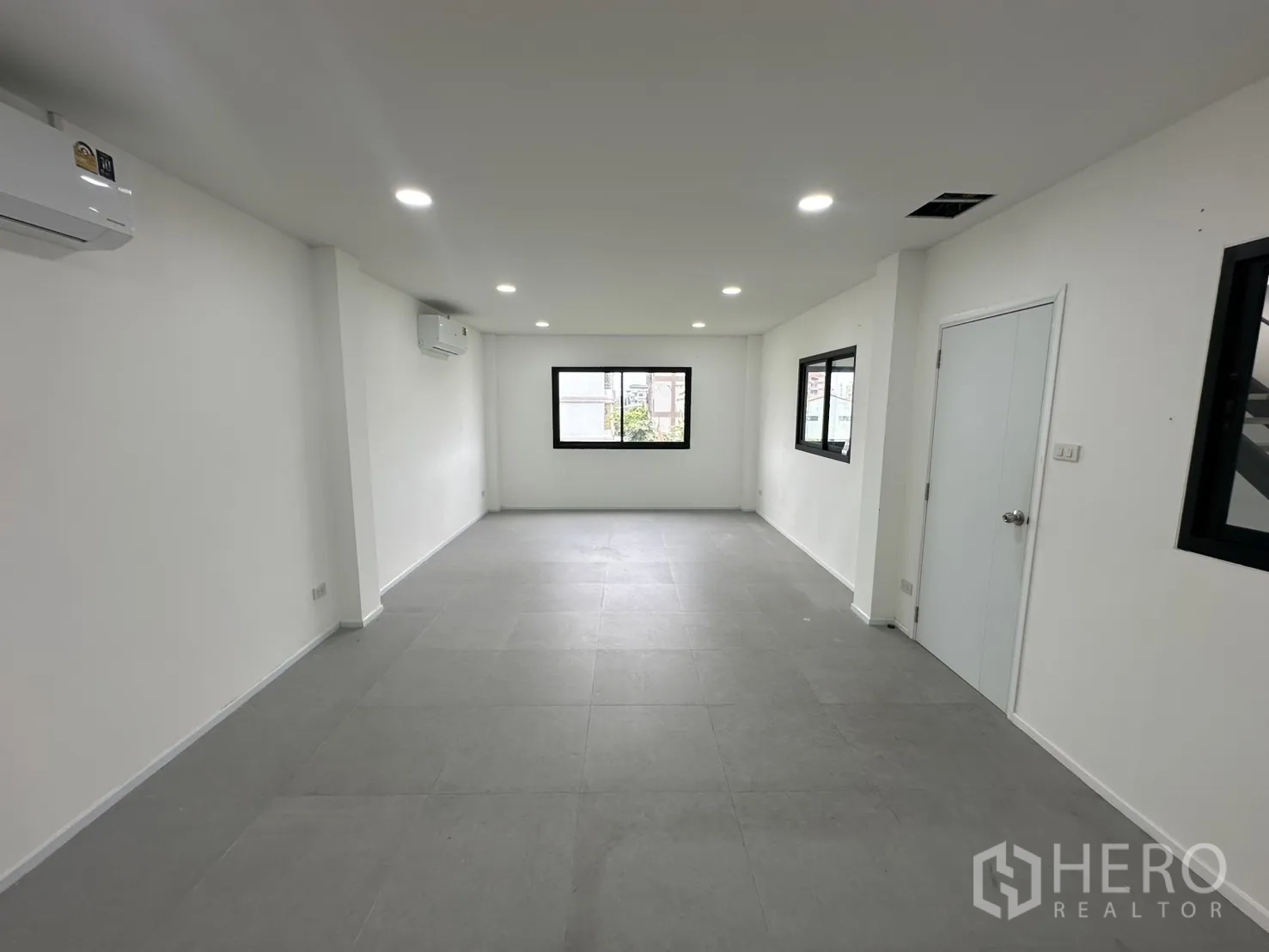 带办公室的家 出租或出售在Bang Na, Bangkok - 大开间办公室，带窗与分体空调