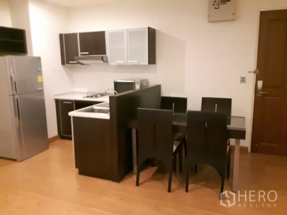 คอนโด ให้เช่าในYan Nawa, Bangkok - ครัวบิลต์อินตู้ลอย เตา ซิงก์ พร้อมชุดโต๊ะอาหาร