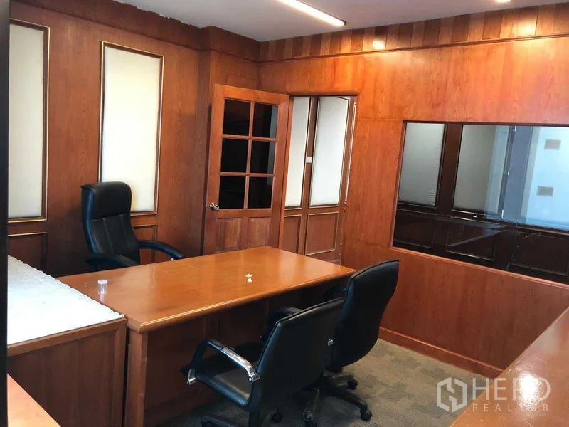 สำนักงาน ให้เช่าในRatchathewi, Bangkok - ห้องผู้บริหารแบบส่วนตัว ผนังไม้ โต๊ะทำงานขนาดใหญ่ เก้าอี้ล้อเลื่อน หน้าต่างกระจกภายใน และพื้นพรม