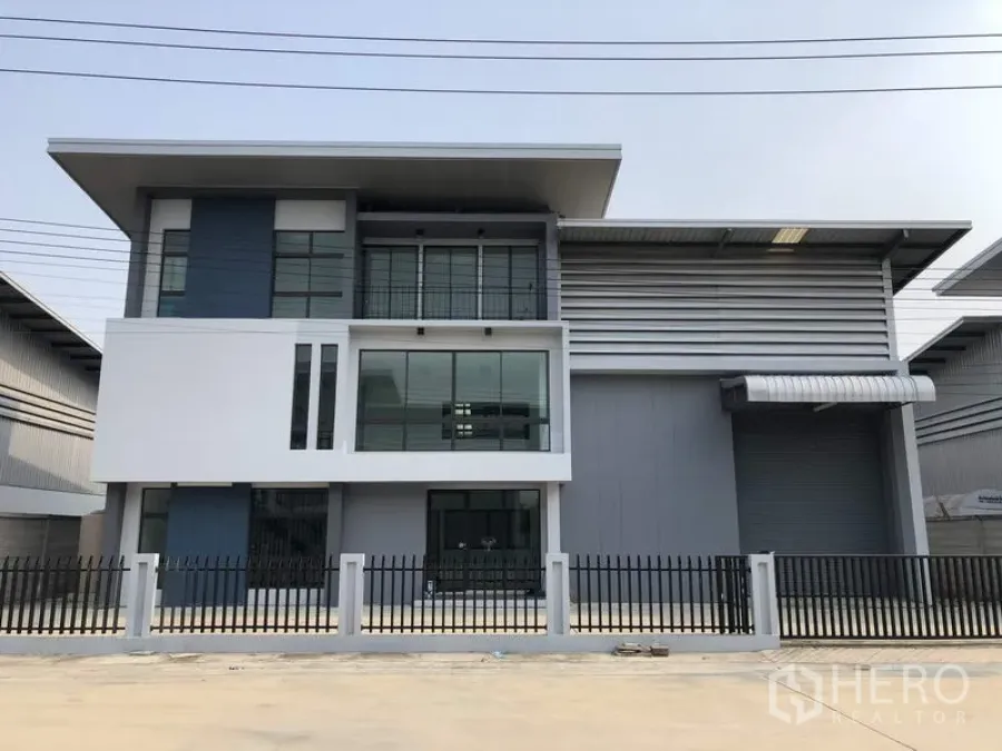 货栈 出租或出售在Lam Luk Ka, Pathum Thani - 位于Lam Luk Ka的现代仓库与三层办公室外立面，大窗与安全围栏。