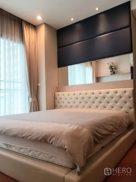 公寓 出租在Khlong Toei, Bangkok - 第二卧室，菱格软包床头，落地窗帘与柔和灯光。