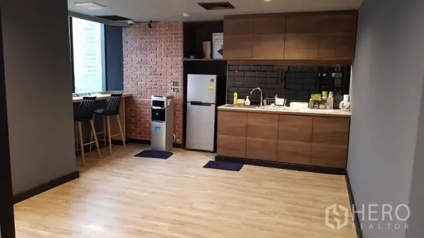 สำนักงาน ให้เช่าในKhlong Toei, Bangkok - แพนทรีออฟฟิศสมัยใหม่ ตู้ไม้ ผนังกระเบื้องสีดำ ผนังอิฐ เคาน์เตอร์บาร์ และตู้เย็นครบ.