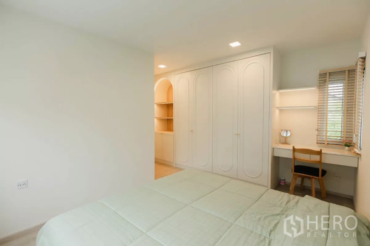 独立式住宅 出租或出售在Bang Phli, Samut Prakan - 第三卧室配白色内置衣柜、学习书桌与百叶窗。