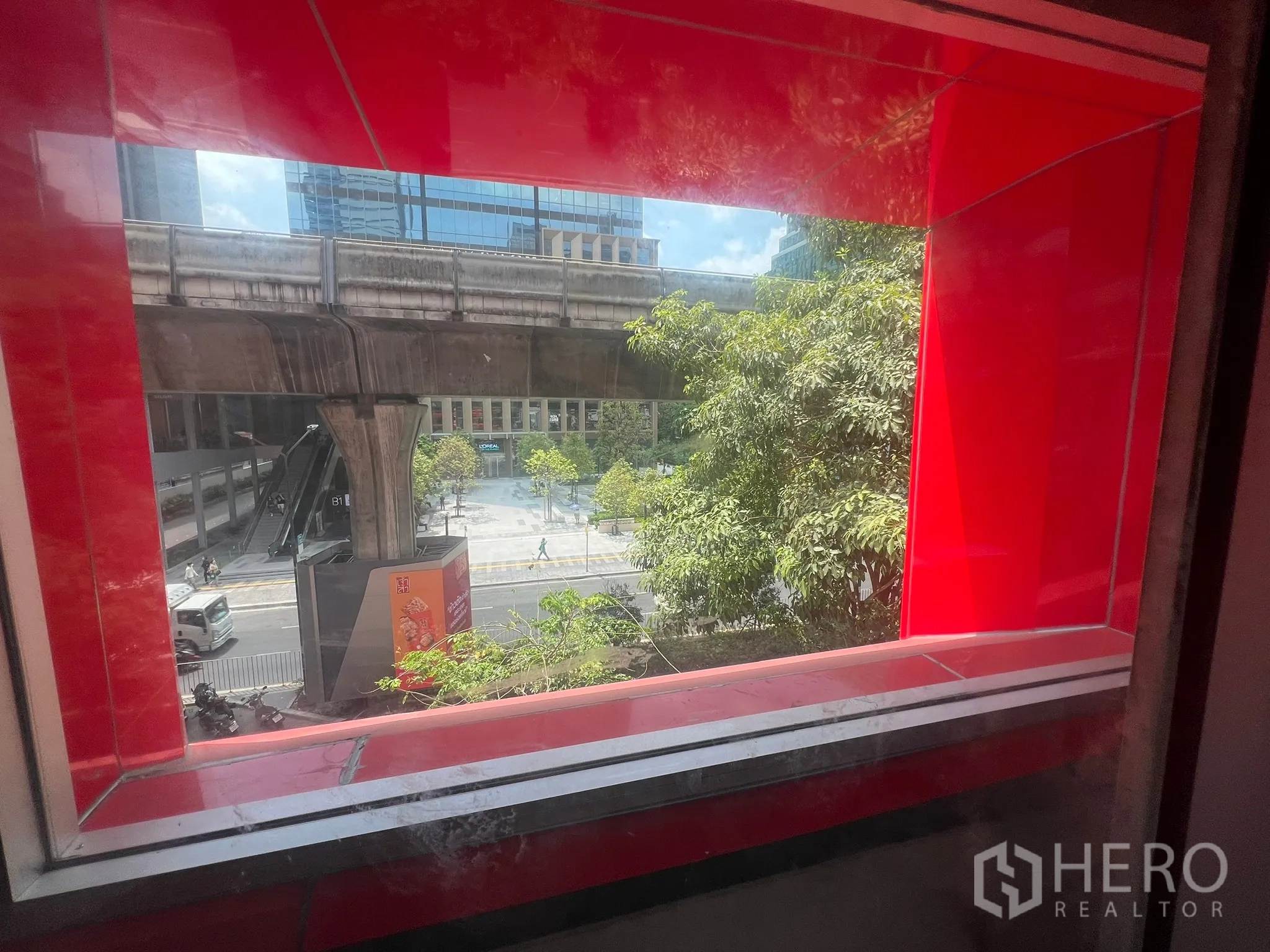 零售空间 出租 - 窗外可见BTS天轨与街景及绿树景观。