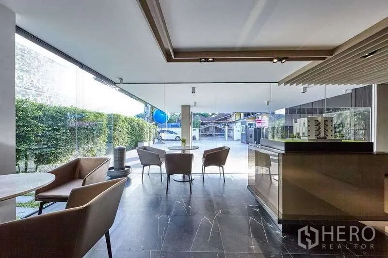 สำนักงานที่บ้าน ขายในSuan Luang, Bangkok - ล็อบบี้ชั้นล่าง ผนังกระจก เคาน์เตอร์ต้อนรับ และชุดที่นั่ง