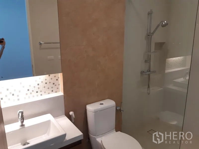 คอนโด ให้เช่าหรือขายในKhlong Toei, Bangkok - โซนอาบน้ำห้องน้ำรับแขก กั้นกระจกพร้อมชุดฝักบัวติดผนัง