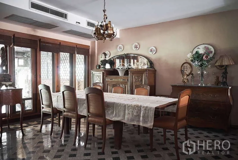 ทาวน์เฮาส์ ให้เช่าในKhlong Toei, Bangkok - ห้องอาหารทางการ โต๊ะยาว โคมแชนเดอเลียร์ และตู้บาร์