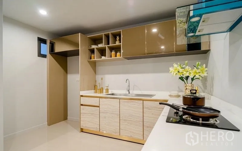 บ้าน ขายในLam Luk Ka, Pathum Thani - ครัวรูปตัวแอล เตาและเครื่องดูดควัน พร้อมตู้เก็บของจำนวนมาก