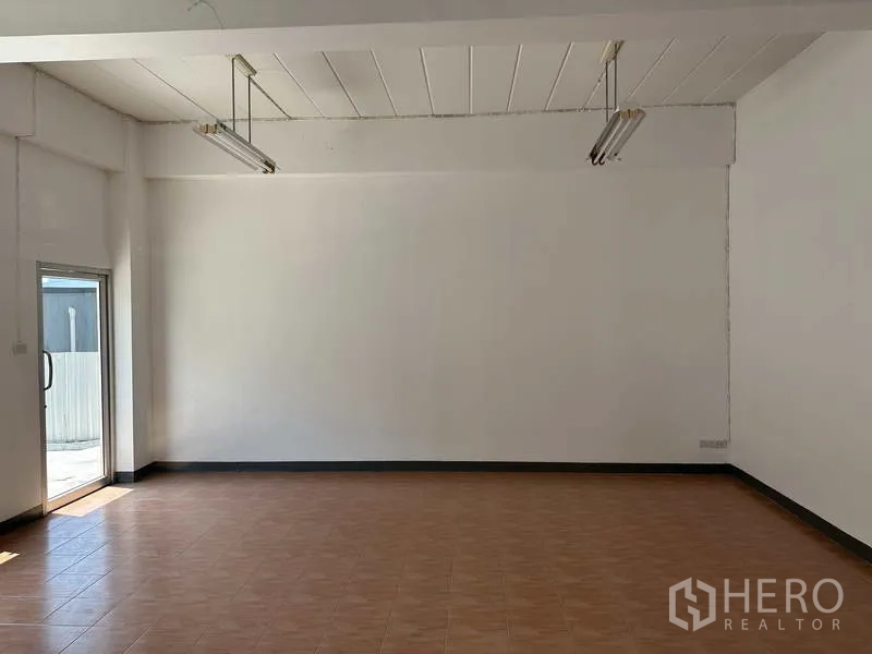 โรงงาน ให้เช่า - ห้องสำนักงานพื้นกระเบื้องโล่ง ไฟฟลูออเรสเซนต์ และประตูกระจกบานเลื่อน