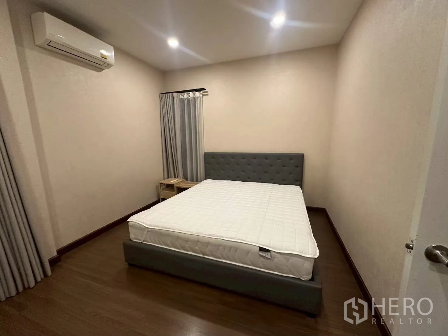 独栋房屋 for rent in Bang Phli, Samut Prakan - 简洁卧室配双人床、床头柜和壁挂空调。