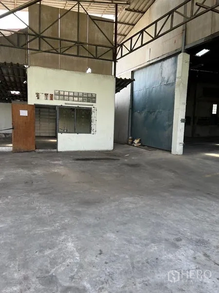 คลังสินค้า ให้เช่าในKhlong Toei, Bangkok - โซนภายในมีห้องออฟฟิศย่อยติดกับประตูบานเลื่อนโลหะและพื้นที่โหลด