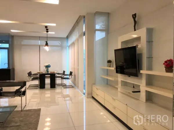 ทาวน์เฮาส์ ให้เช่าหรือขายในChatuchak, Bangkok - ผนังบิวท์อินวางทีวีพร้อมชั้นวางของ ถัดเป็นโต๊ะทานอาหารในโทนมินิมอล