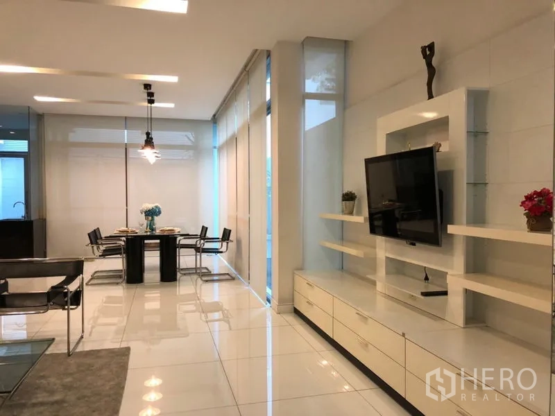 ทาวน์เฮาส์ ให้เช่าหรือขายในChatuchak, Bangkok - ผนังบิวท์อินวางทีวีพร้อมชั้นวางของ ถัดเป็นโต๊ะทานอาหารในโทนมินิมอล