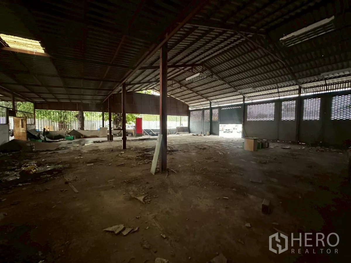 คลังสินค้า ให้เช่าหรือขายในYan Nawa, Bangkok - พื้นที่โกดังลึก คานเหล็ก และพื้นบางส่วนต้องปรับปรุง