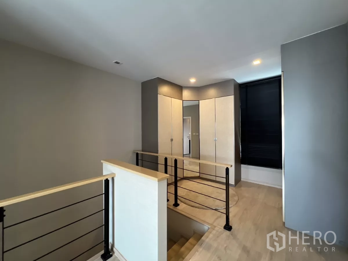 ทาวน์เฮาส์ ให้เช่าในSuan Luang, Bangkok - โถงชั้นบนพร้อมราวกั้นและพื้นที่ตู้เก็บของจำนวนมาก