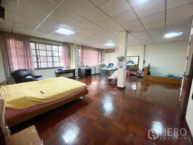 ทาวน์เฮาส์ ให้เช่าในSathon, Bangkok - ห้องนอนใหญ่ พื้นปาร์เกต์ หน้าต่างบานกว้าง พร้อมโต๊ะทำงาน