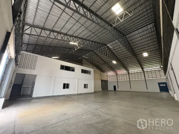 คลังสินค้า ให้เช่าในBang Phli, Samut Prakan - ภายในโกดังโล่ง เพดานโครงเหล็กสูง พร้อมอาคารสำนักงาน