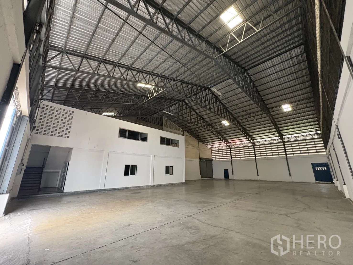 คลังสินค้า ให้เช่าในBang Phli, Samut Prakan - ภายในโกดังโล่ง เพดานโครงเหล็กสูง พร้อมอาคารสำนักงาน