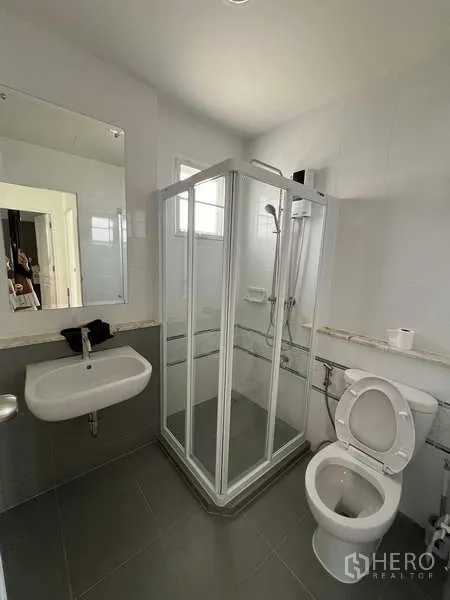 บ้าน ให้เช่าในBang Kapi, Bangkok - ห้องน้ำพร้อมตู้กระจกอาบน้ำ โถสุขภัณฑ์ และอ่างล้างหน้าแขวนผนัง