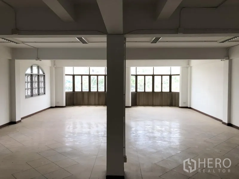 办公空间 出租在Huai Khwang, Bangkok - 大面积工作区，中央立柱与宽窗引入自然光