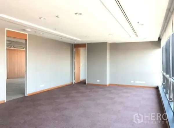 办公空间 出租在Phaya Thai, Bangkok - 私密办公室，整面采光窗、中性色墙面与地毯地面。