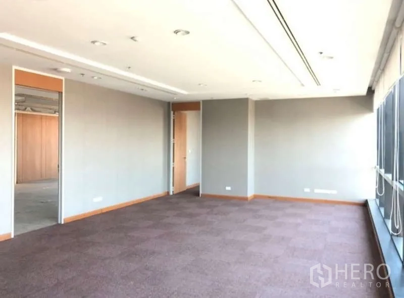 办公空间 出租在Phaya Thai, Bangkok - 私密办公室，整面采光窗、中性色墙面与地毯地面。