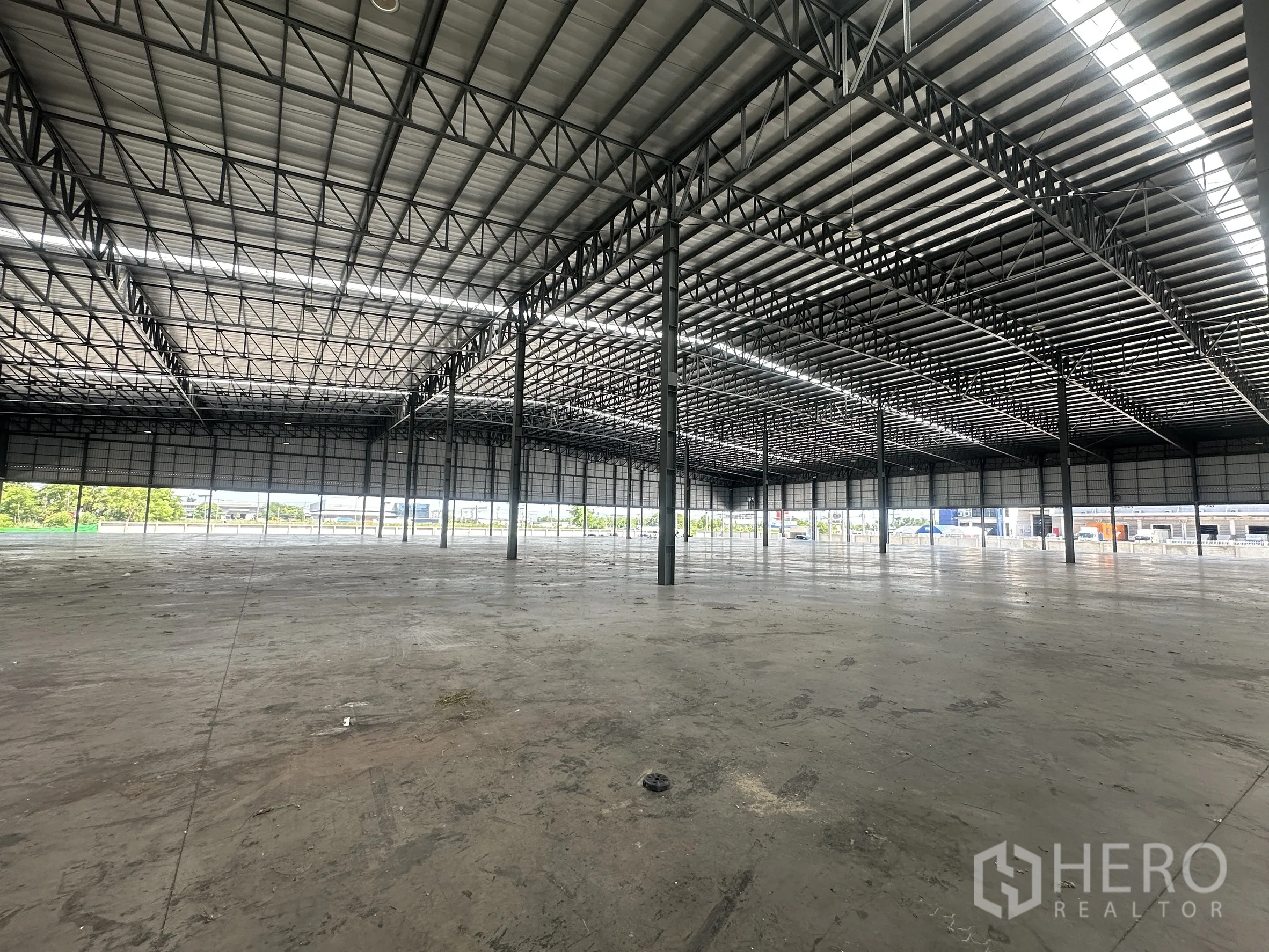โกดัง for rent in Wang Noi, Phra Nakhon Si Ayutthaya - มุมมองภายในเน้นโครงหลังคาเหล็ก ช่วงเสากว้าง และช่องเปิดด้านข้าง