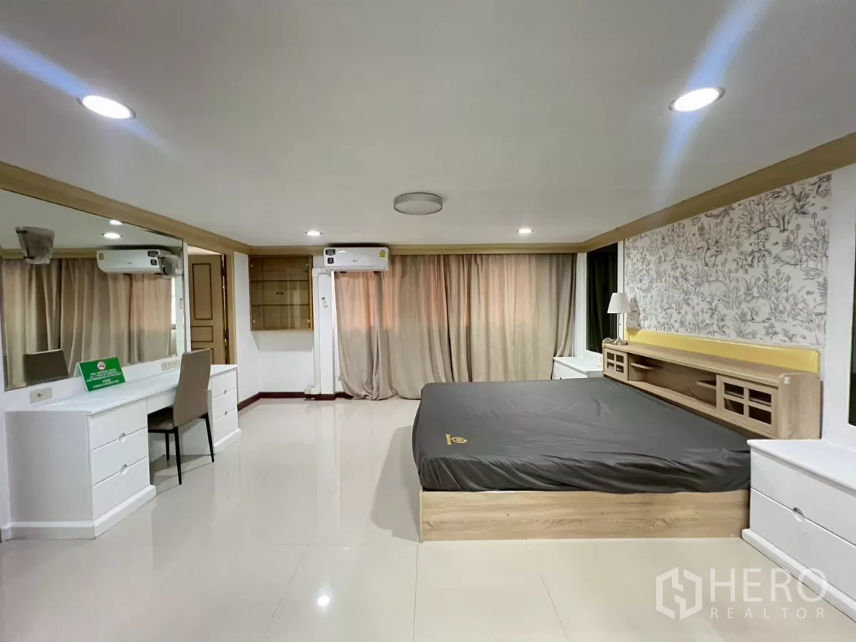 Home Office for rent in Watthana, Bangkok - Wide master suite view with king bed, vanity and ample space.