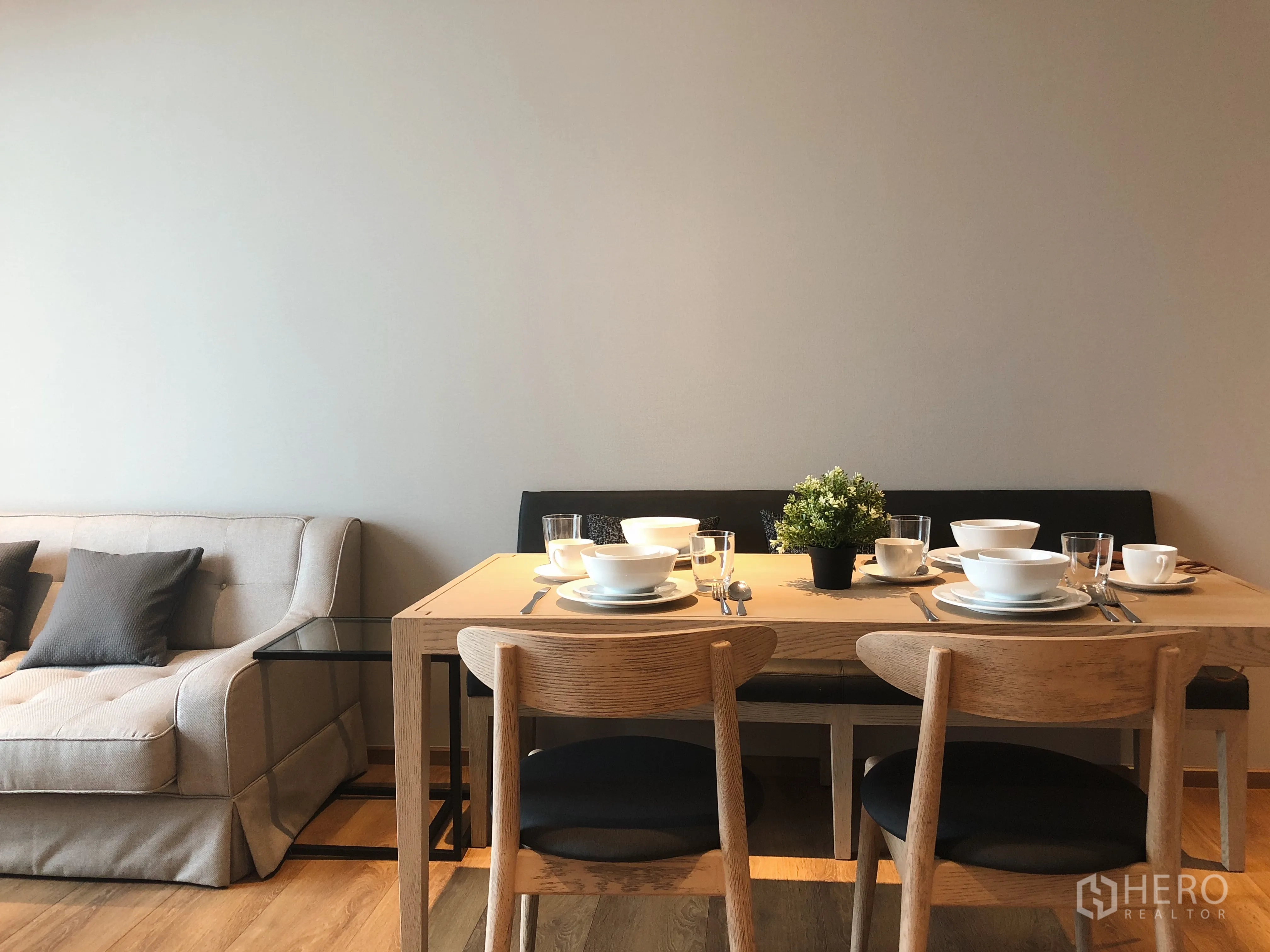 คอนโด ให้เช่าในKhlong Toei, Bangkok - โต๊ะทานข้าวไม้สำหรับสี่ที่นั่งในโซนพักผ่อนแบบเปิดโล่ง