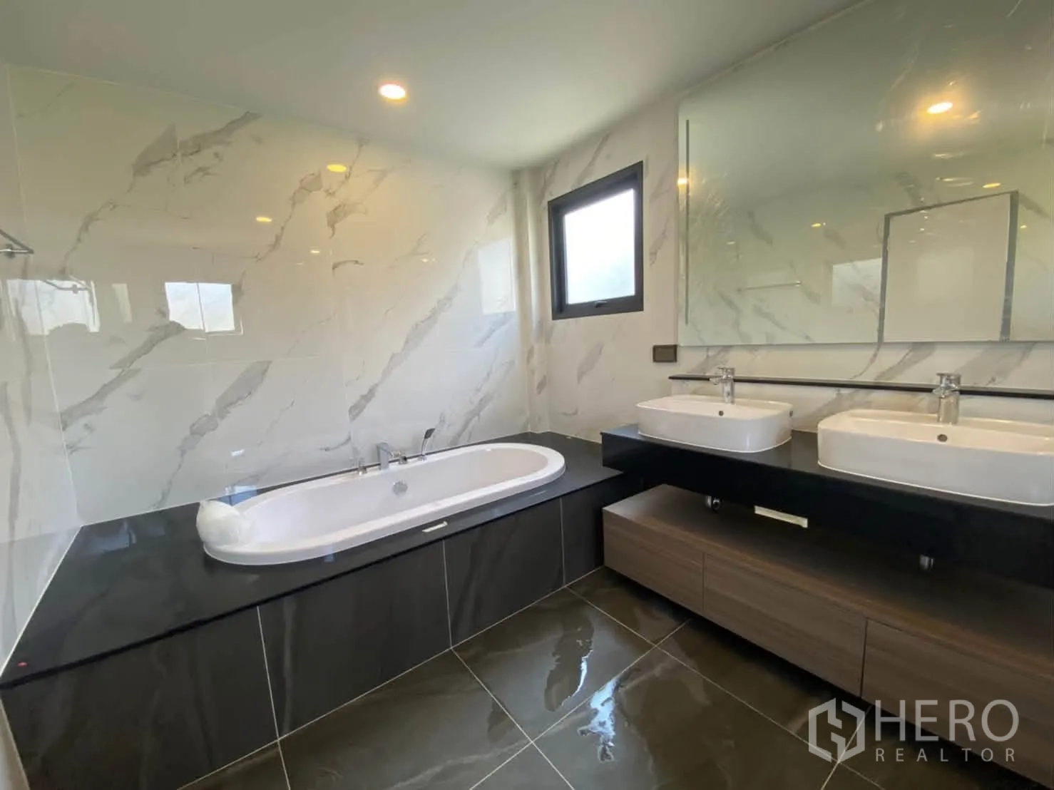 บ้านเดี่ยว for rent or sale in Prawet, Bangkok - ห้องน้ำมีอ่างอาบน้ำ อ่างล้างหน้าคู่ กระจกบานใหญ่ และผนังลายหินอ่อน