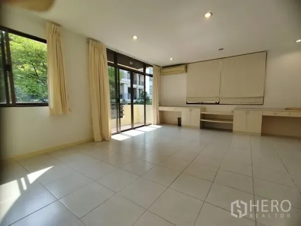 บ้าน ให้เช่าในWatthana, Bangkok - ห้องอเนกประสงค์กว้าง มีโต๊ะบิลต์อิน พื้นกระเบื้อง และประตูระเบียง