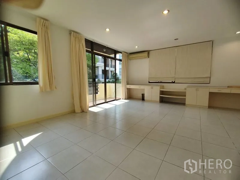 บ้าน ให้เช่าในWatthana, Bangkok - ห้องอเนกประสงค์กว้าง มีโต๊ะบิลต์อิน พื้นกระเบื้อง และประตูระเบียง