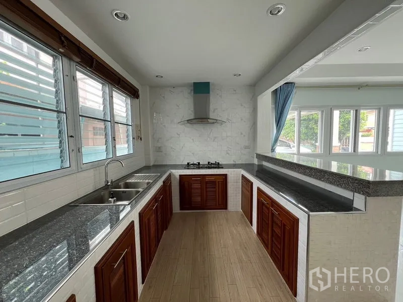 บ้าน ขายในMin Buri, Bangkok - ครัวรูปตัว U ท็อปหินแกรนิต อ่างล้างคู่ และเตา