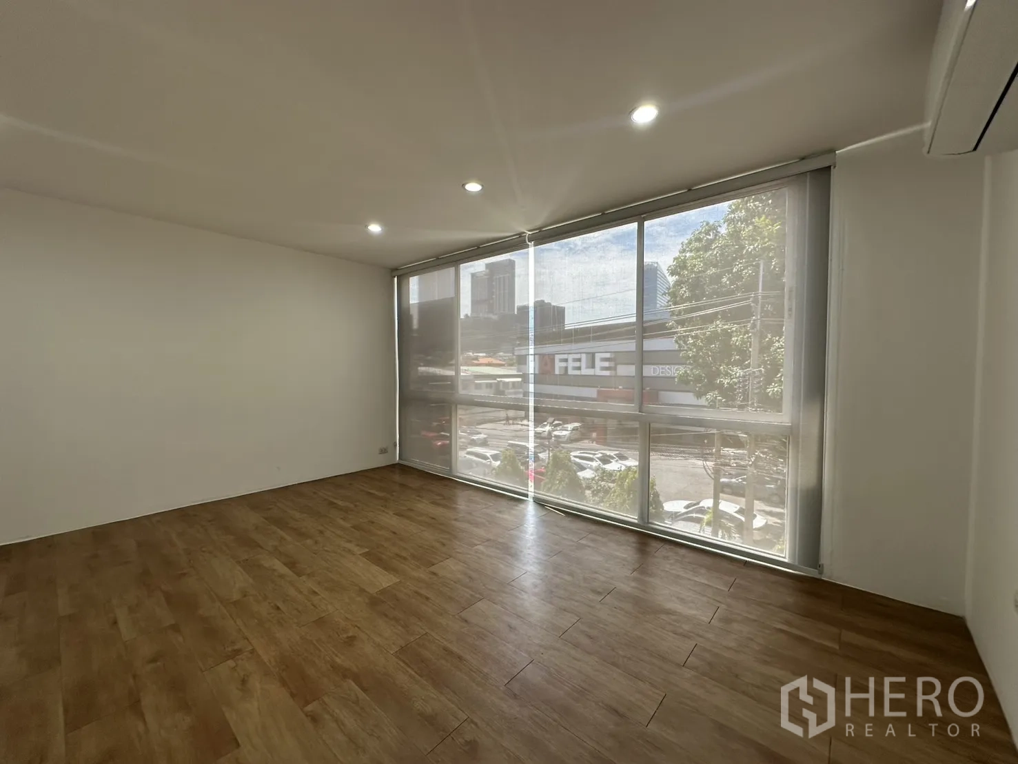 Home Office for rent in Phra Khanong, Bangkok - Bright room with panoramic windows offering city views.