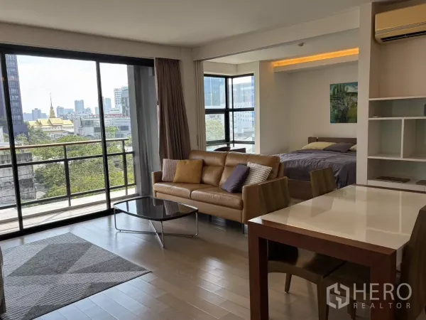 คอนโด ขายในWatthana, Bangkok - ห้องนั่งเล่นโปร่งโล่ง ผนังกระจกเต็มบาน มีระเบียงและวิวเมือง ใกล้เอกมัย