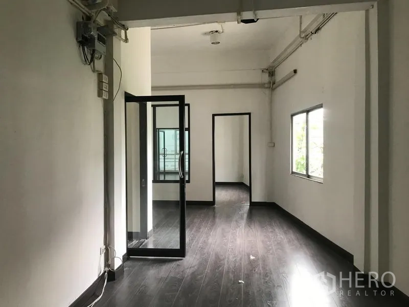 อาคารพาณิชย์ ให้เช่าในWatthana, Bangkok - โถงแบบโอเพ่นพร้อมพื้นลามิเนต ประตูกระจกในออฟฟิศและหน้าต่างข้าง